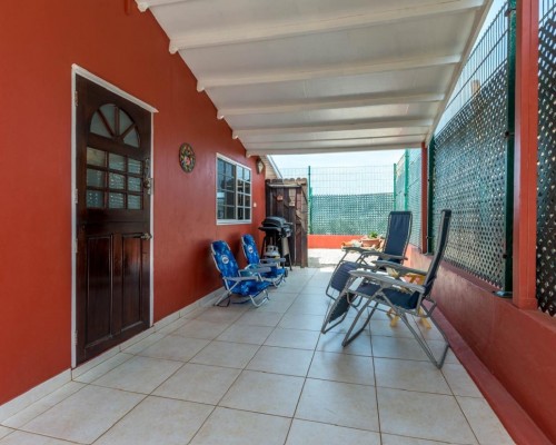 Moko one bedroom apartment with private yard